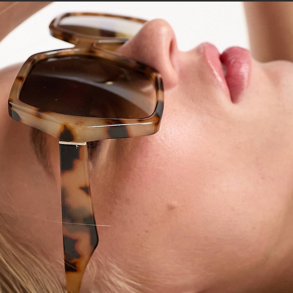 NWT oversized sunglasses in tortoise neutral square main image 4